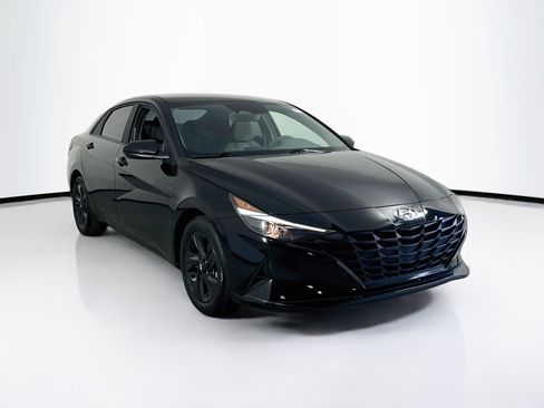 Used 2023 Hyundai Elantra SEL w/ Cargo Package FWD image 3