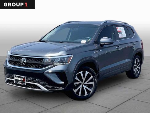 Used 2022 Volkswagen Taos SE FWD image 1