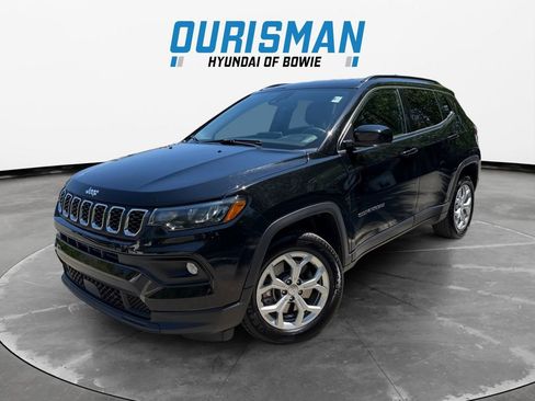 Used 2024 Jeep Compass Latitude AWD/4WD image 2