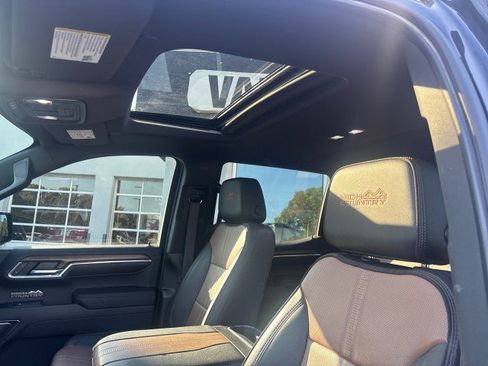 Used 2023 Chevrolet Silverado 1500 High Country w/ High Country Premium Package AWD/4WD image 15