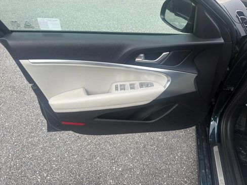 Used 2025 Genesis G70 2.5T RWD image 15