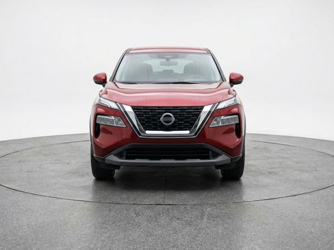 Used 2025 Nissan Rogue SV image 2