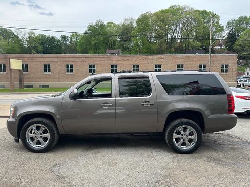Used 2014 Chevrolet Suburban LT w/ Luxury Package AWD/4WD image 4