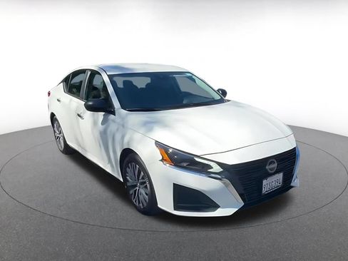 Used 2025 Nissan Altima 2.5 SV FWD image 3