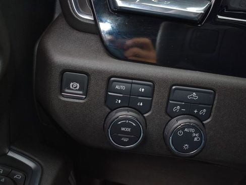 Used 2024 Chevrolet Silverado 1500 LT w/ Z71 Off-Road Package image 23