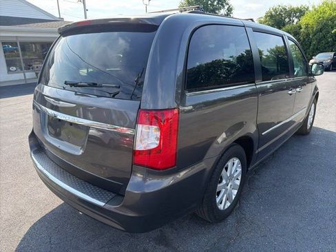Used 2016 Chrysler Town & Country Touring w/ Driver Convenience Group FWD image 12