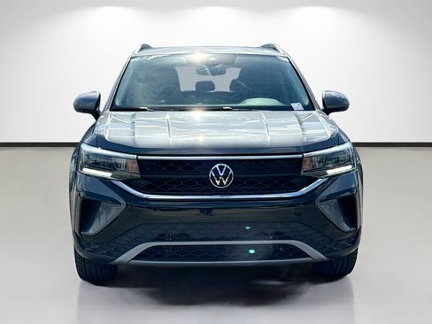 Used 2023 Volkswagen Taos SE w/ Panoramic Sunroof Package FWD image 8