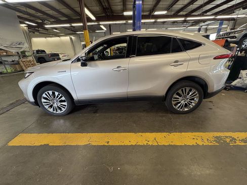 Used 2021 Toyota Venza Limited w/ Advanced Technology Package AWD/4WD image 2