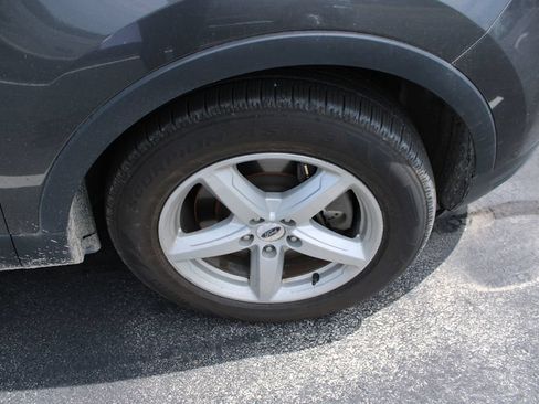 Used 2018 Ford Explorer XLT w/ Equipment Group 202A FWD image 4