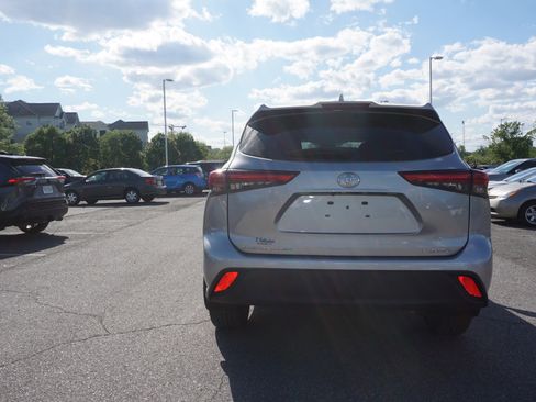 Used 2022 Toyota Highlander XLE image 5