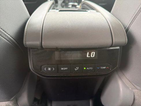 Used 2022 Toyota Highlander LE AWD/4WD image 22