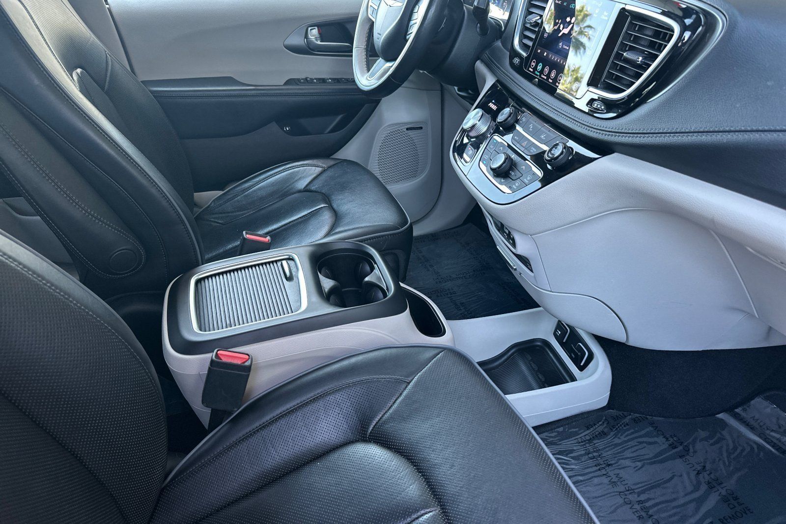 Used 2019 Chrysler Pacifica Limited w/ Advanced Safetytec Group FWD image 17