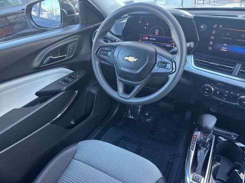 Used 2025 Chevrolet Trax LT image 28