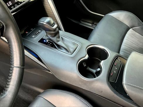 Used 2021 Toyota Venza XLE w/ Carpet Mat Package (TMS) image 15