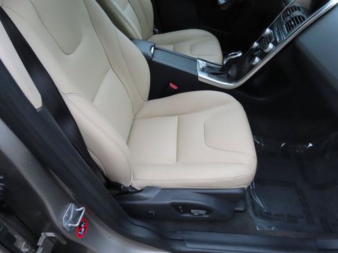 Used 2016 Volvo XC60 T6 w/ Proximity Package AWD/4WD image 9