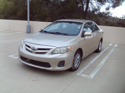 Used 2011 Toyota Corolla LE FWD image 3