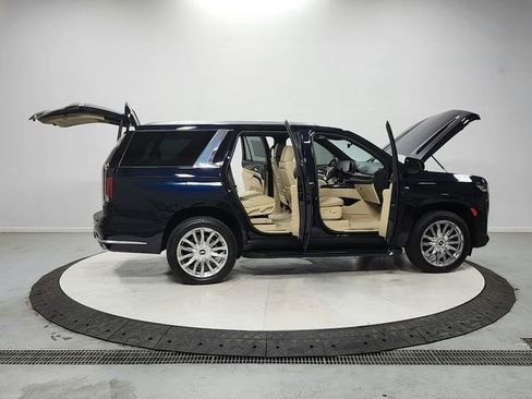 Used 2021 Cadillac Escalade Premium Luxury AWD/4WD image 16