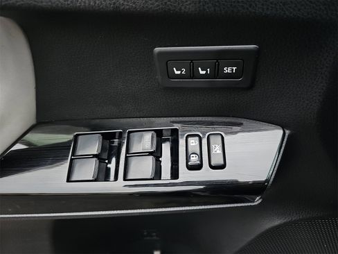 Used 2017 Toyota RAV4 Limited image 29