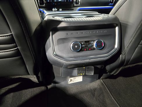Used 2025 Ford Expedition Platinum AWD/4WD image 38