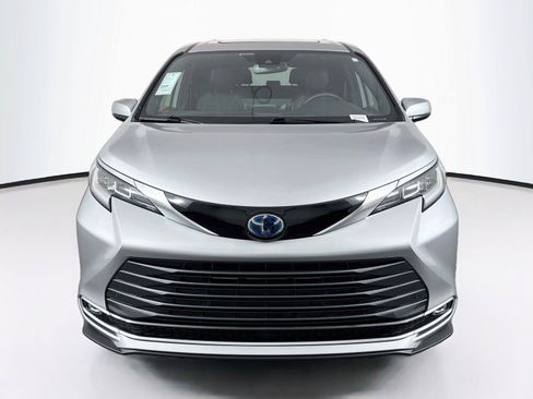Certified 2025 Toyota Sienna Limited FWD image 9