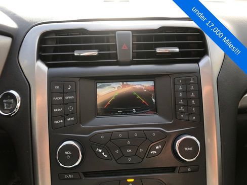 Used 2017 Ford Fusion SE image 19