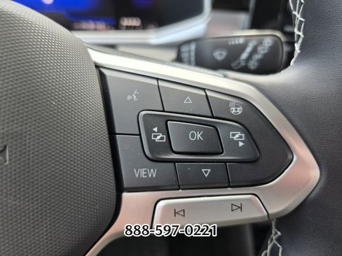 Certified 2025 Volkswagen Taos SE image 27