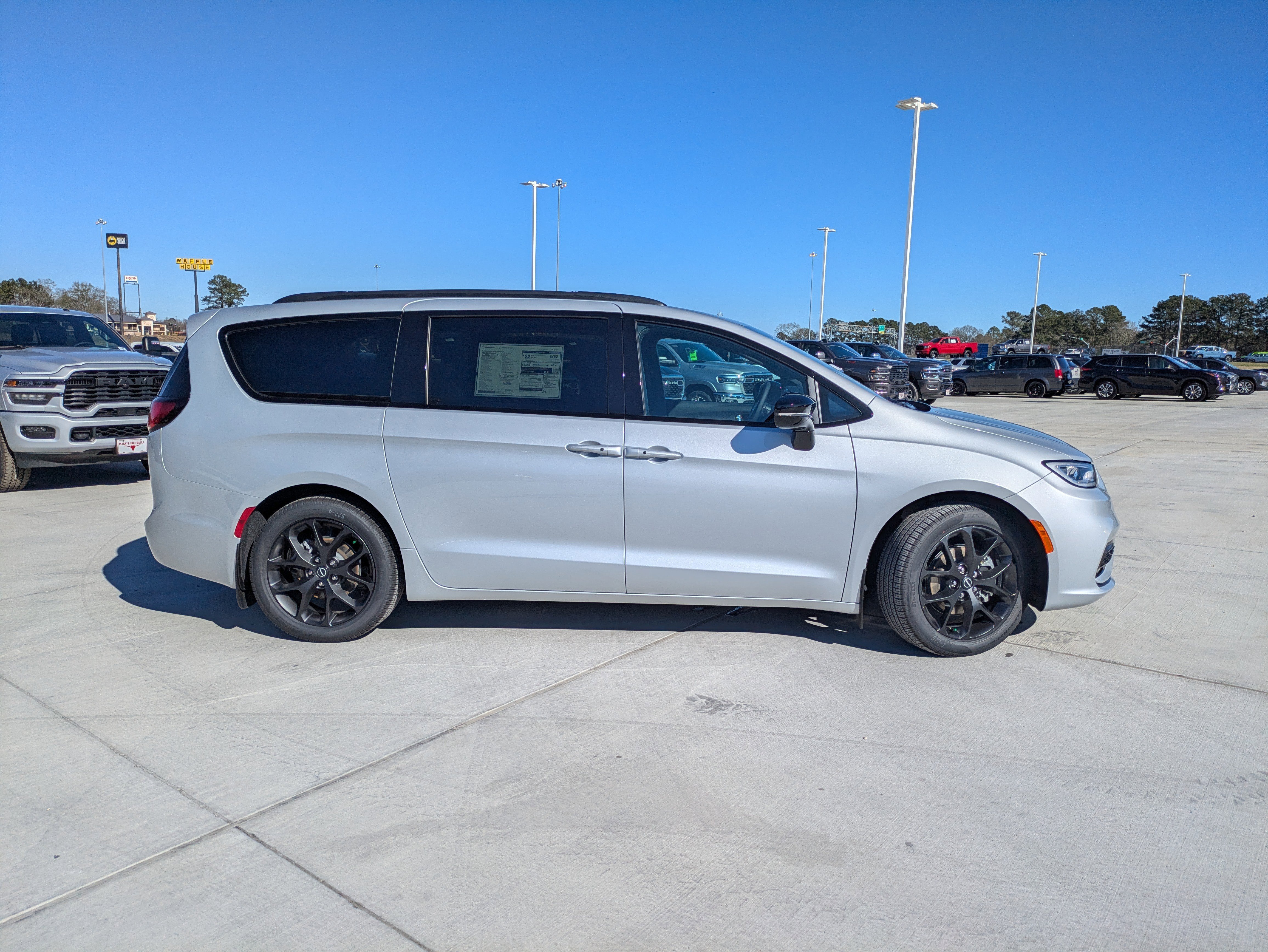 New 2026 Chrysler Pacifica Select w/ S Appearance Package FWD image 8