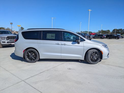 New 2026 Chrysler Pacifica Select image 8