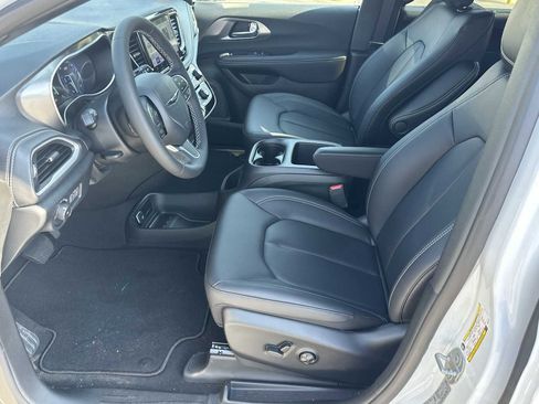 New 2026 Chrysler Pacifica Select image 9