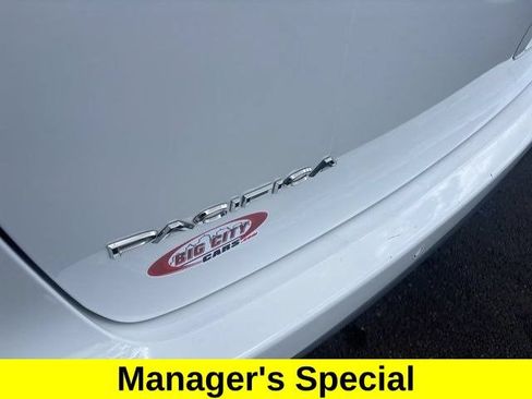 Used 2024 Chrysler Pacifica Touring-L FWD image 45