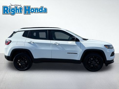 Used 2025 Jeep Compass Latitude w/ Convenience Group AWD/4WD image 9