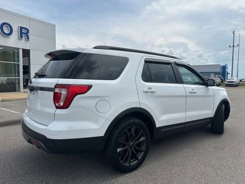 Used 2017 Ford Explorer XLT w/ Equipment Group 202A FWD image 18