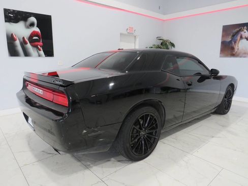 Used 2013 Dodge Challenger SXT RWD image 3