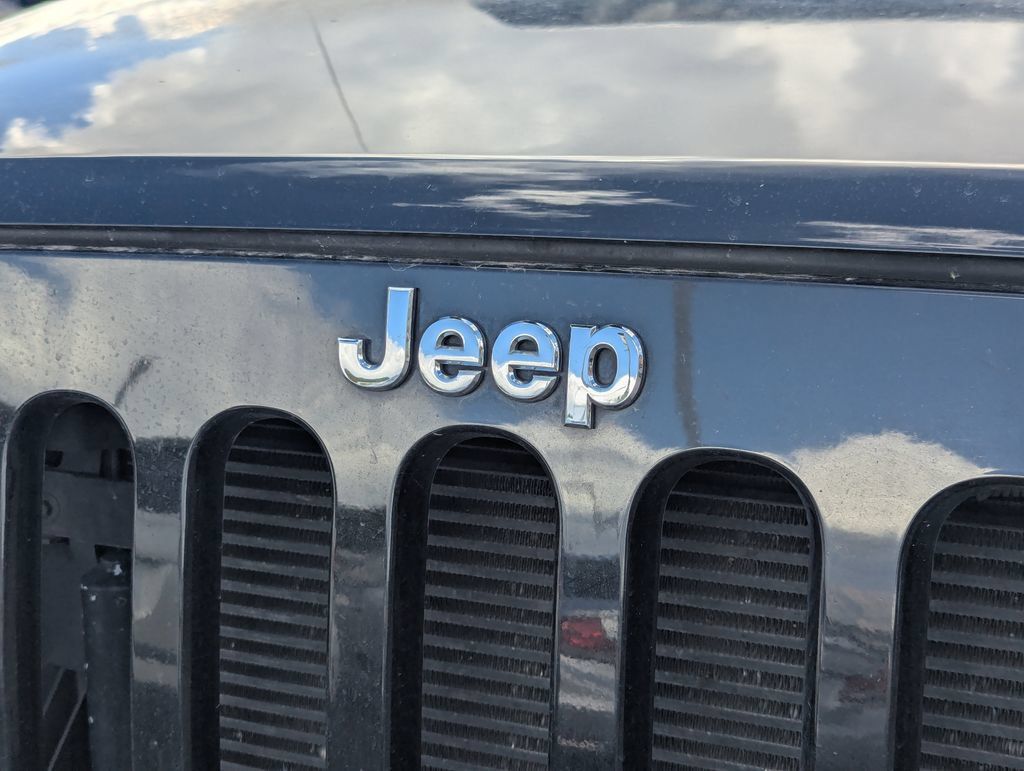 Used 2013 Jeep Wrangler Unlimited Sahara w/ Max Tow Pkg AWD/4WD image 11