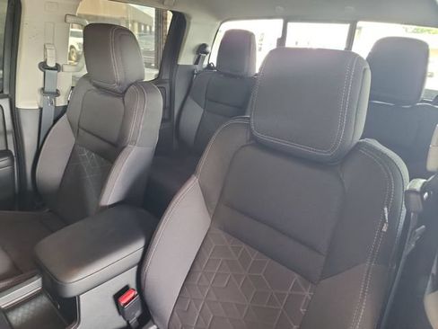 Used 2025 Nissan Frontier SV w/ SV Convenience Package RWD image 11