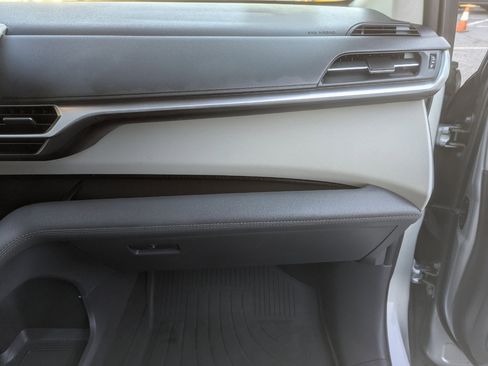 Used 2021 Toyota Sienna XLE image 31