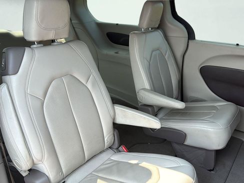 Used 2020 Chrysler Pacifica Touring-L FWD image 24