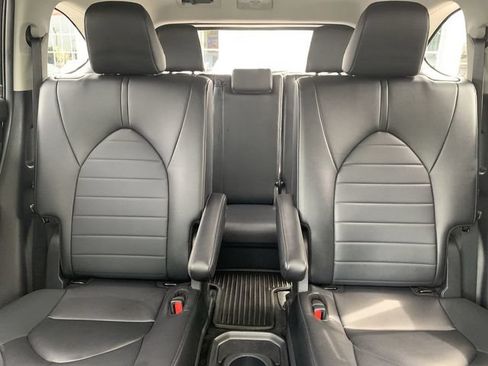 Used 2024 Toyota Highlander XLE FWD image 32