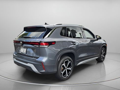 Certified 2025 Volkswagen Tiguan SE AWD/4WD image 5