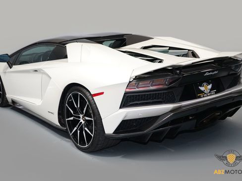 Used 2019 Lamborghini Aventador S image 8