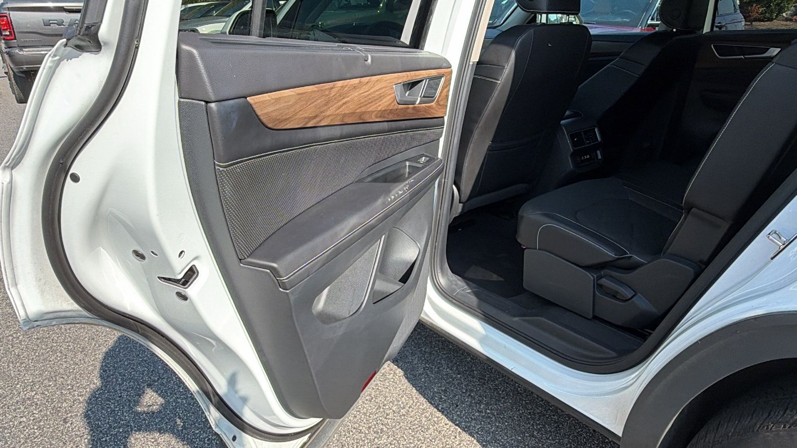 Used 2025 Volkswagen Atlas SE FWD image 23