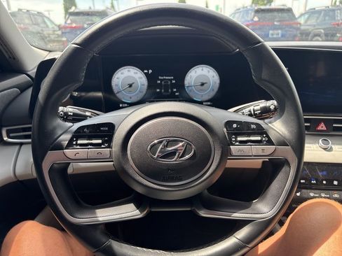 Used 2022 Hyundai Elantra Limited FWD image 2
