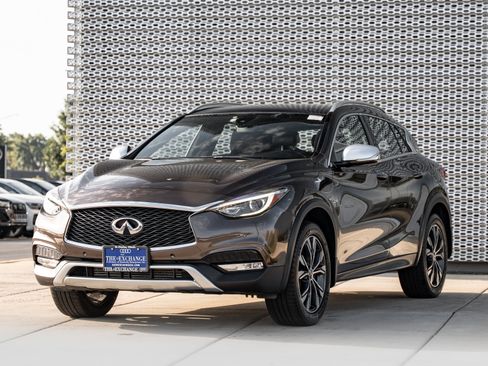 Used 2018 INFINITI QX30 Premium w/ Navigation Package AWD/4WD image 7