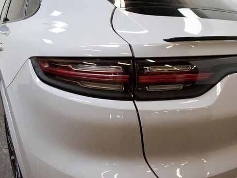 Certified 2023 Porsche Cayenne Platinum Edition image 13