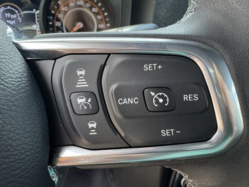 Used 2025 Jeep Wrangler Unlimited Sahara AWD/4WD image 32