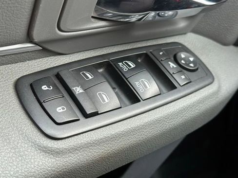 Used 2019 RAM 1500 Classic SLT w/ Luxury Group image 18