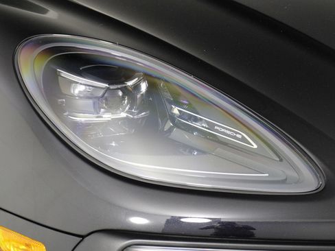 Certified 2023 Porsche Macan AWD/4WD image 28