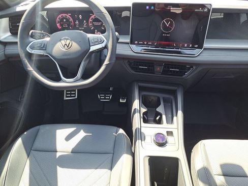 Used 2025 Volkswagen Tiguan SE R-Line FWD image 21