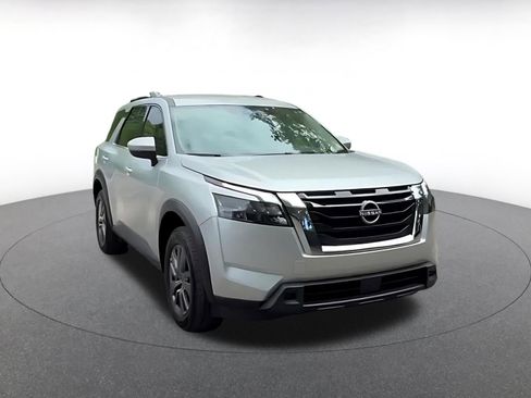 Used 2025 Nissan Pathfinder SV FWD image 3