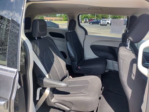 Used 2023 Chrysler Voyager LX FWD image 10
